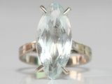 une image représentant une bague sertie d'une pierre de couleur aigue-marine