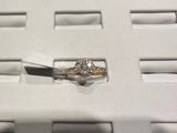 une bague posée sur le dessus d'une vitrine