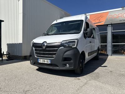 la camionnette blanche est garée devant un bâtiment