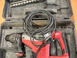 un outil dans une boîte à outils posée sur une table