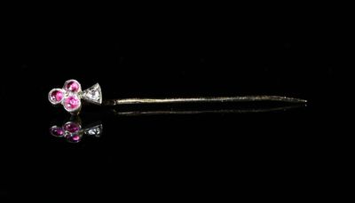 un gros plan sur une paire de boucles d'oreilles en saphir rose et diamants