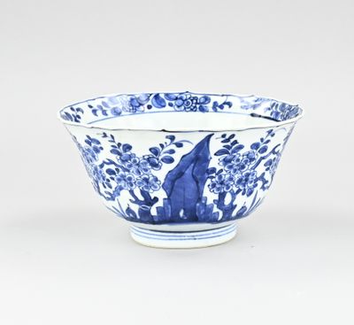 bol en porcelaine bleue et blanche orné d'un motif représentant un oiseau et des fleurs