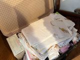 une valise remplie de vêtements posée par terre