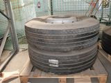 une pile de pneus posée sur une palette dans un entrepôt