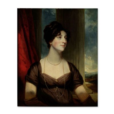 portrait d'une femme en robe marron, portant un collier de perles