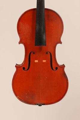 un vieux violon avec un archet accroché à son dos
