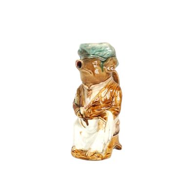 une figurine représentant une grenouille coiffée d'un chapeau