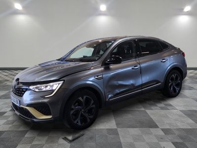 une voiture grise est garée dans une pièce au sol à carreaux