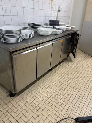 une cuisine avec beaucoup de vaisselle sur le comptoir