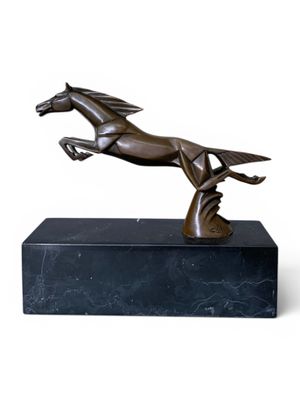 sculpture en bronze représentant un cheval au galop, posée sur un socle en marbre noir