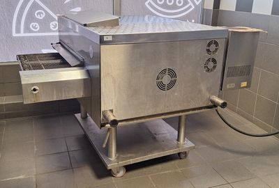 une photo d'un four à pizza professionnel dans une cuisine professionnelle