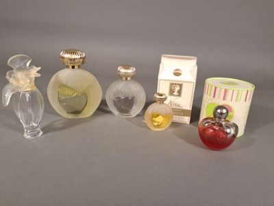 beaucoup de flacons de parfum posés sur une table