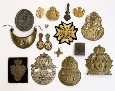 plusieurs types de badges sur une surface blanche