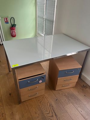 un bureau blanc muni de deux tiroirs, dans une pièce