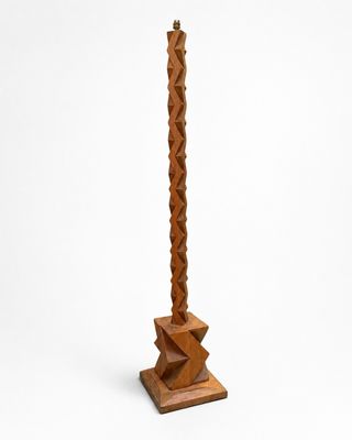 une image représentant une grande sculpture en bois sur fond blanc