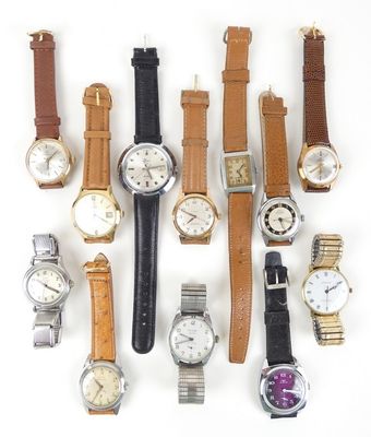 tout un tas de montres posées les unes à côté des autres sur la table