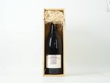 la bouteille de vin se trouve dans un coffret en bois posé sur une surface blanche
