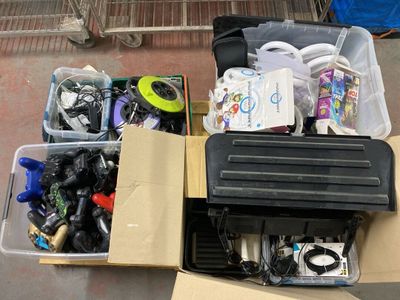 une boîte remplie d'objets hétéroclites posée sur le sol