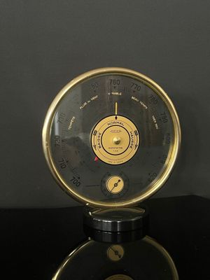 une horloge noire et dorée posée sur une table noire