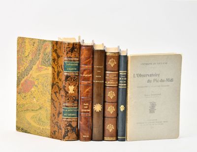 plusieurs livres sont empilés sur une surface blanche