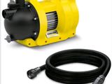 une pompe à main jaune et noire à côté d'un tuyau noir