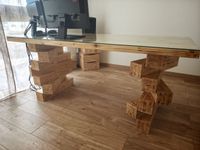 Un grand bureau avec plateau de verre, un caisson à deux tir… (photo 3)