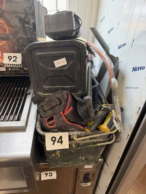 un barbecue contenant tout un tas d'ustensiles