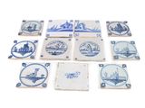 neuf sous-verres en faïence bleue et blanche ornés de motifs