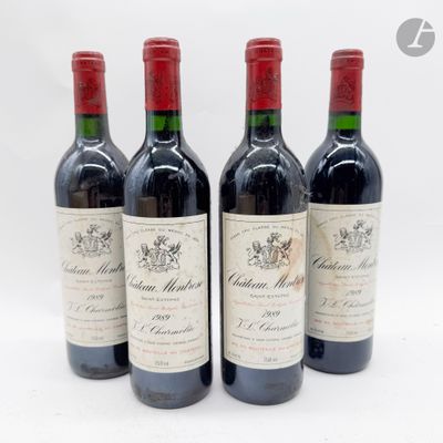 trois bouteilles de vin rouge posées l'une à côté de l'autre sur une surface blanche