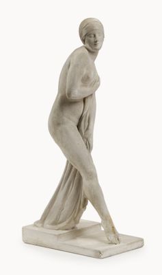 une statue représentant une femme en robe blanche posée sur un socle blanc