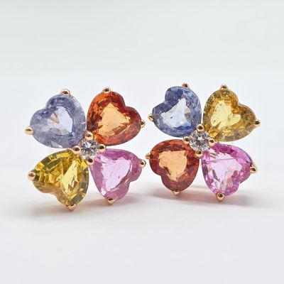 Boucles d'oreilles à clous en forme de fleur, composées de saphirs multicolores et de diamants