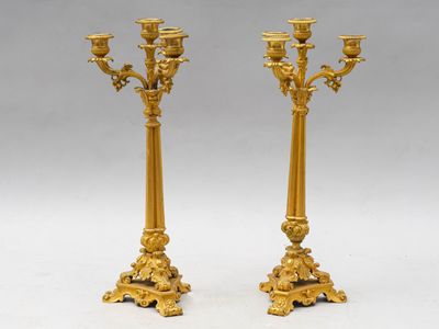 paire de candélabres anciens en laiton avec bougeoirs sur pied