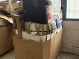 de nombreuses boîtes empilées dans une pièce