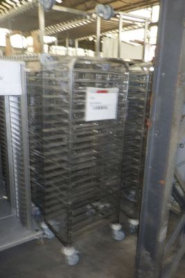de nombreux plateaux de nourriture posés sur une étagère
