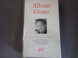l'image d'un livre sur lequel figure l'image d'un homme