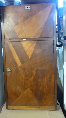 une armoire en bois posée sur une caisse
