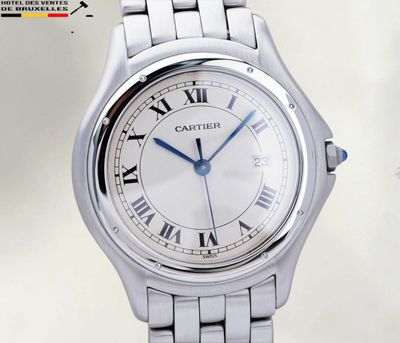 une montre-bracelet en argent avec des chiffres romains