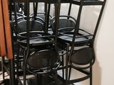a lot of chairs that are sitting in a room