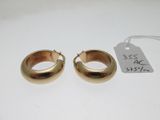 une paire de boucles d'oreilles en or sur fond blanc
