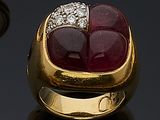 Bague en rubis et diamants sur fond noir avec reflets