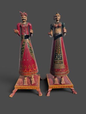 paire de personnages en bois sculpté représentant un homme et une femme