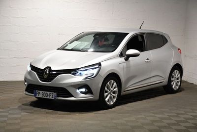 la voiture blanche est garée dans une pièce au sol en damier