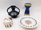 trois types différents de poteries sur la table