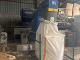 une photo d'une usine avec un grand sac rempli d'une substance blanche
