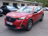 une voiture rouge garée dans un parking