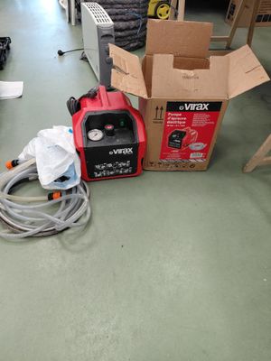 une caisse contenant un tuyau et un poste à souder, posée par terre