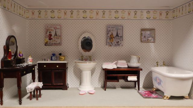 Diorama. Composition miniature, dans une vitrine en bois, vitre e...