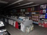 un magasin avec beaucoup d'articles sur les étagères