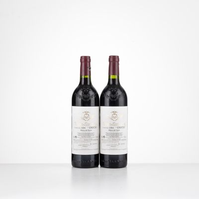 deux bouteilles de vin posées sur une table blanche