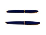 deux stylos bleus avec des finitions dorées sur fond blanc